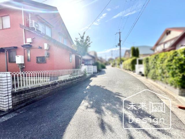 京田辺市花住坂2丁目　中古戸建住宅 前面道路含む現地写真