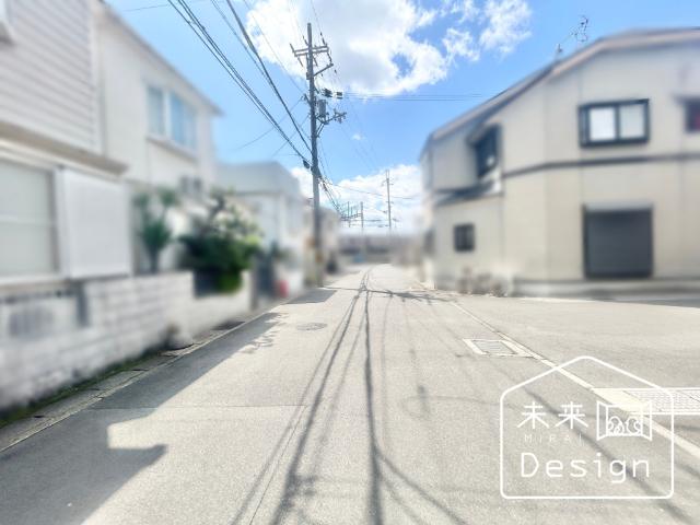 宇治市小倉町春日森　中古戸建住宅 前面道路含む現地写真