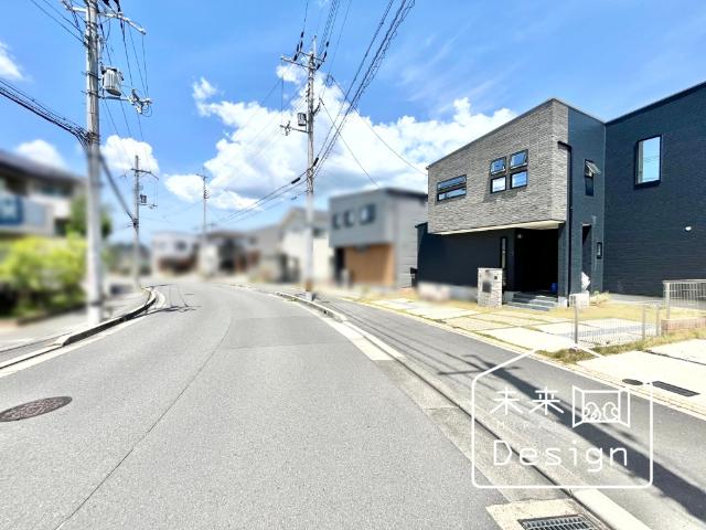 京田辺市同志社山手２丁目　中古戸建住宅 前面道路含む現地写真