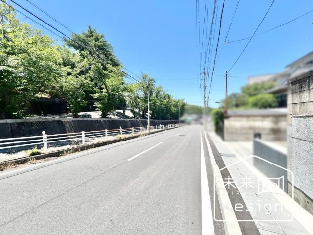 宇治市木幡御蔵山　中古戸建住宅 前面道路含む現地写真