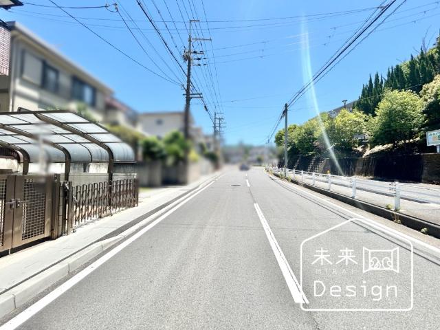 宇治市木幡御蔵山　中古戸建住宅 前面道路含む現地写真