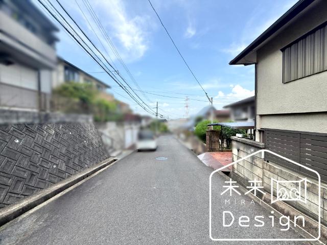 京田辺市薪畠　中古戸建住宅 前面道路含む現地写真