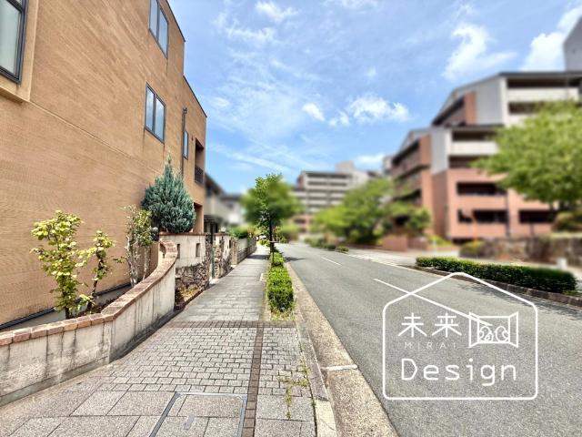 京田辺市山手南1丁目　店舗（事務所）付中古戸建住宅 前面道路含む現地写真