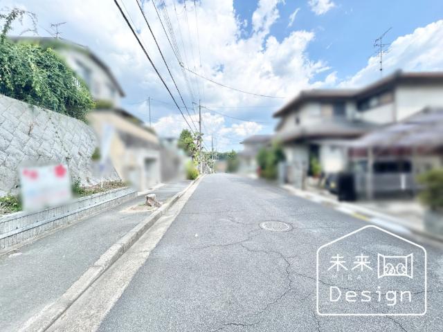城陽市寺田宮ノ平　中古戸建住宅 前面道路含む現地写真