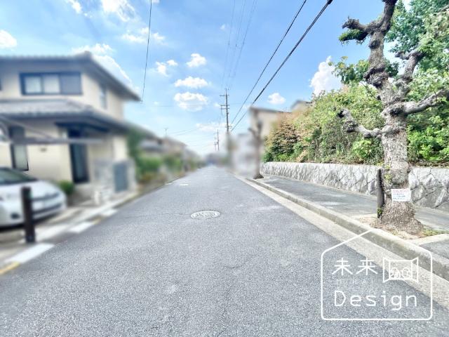 城陽市寺田宮ノ平　中古戸建住宅 前面道路含む現地写真