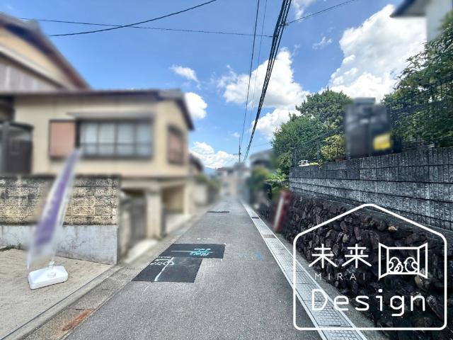 宇治市木幡御蔵山　中古戸建住宅 前面道路含む現地写真