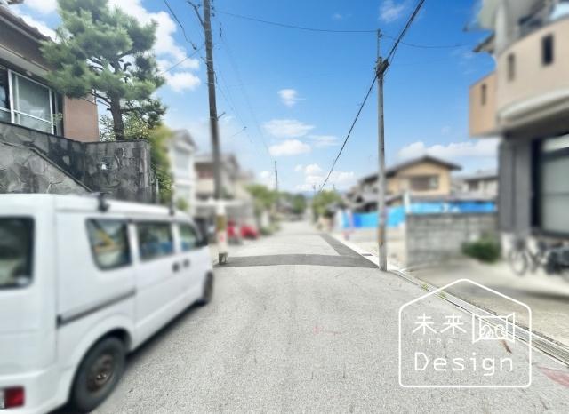 宇治市木幡御蔵山　中古戸建住宅 前面道路含む現地写真