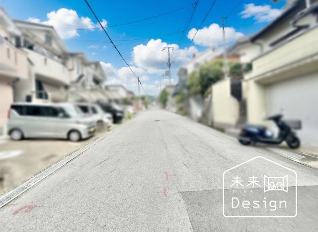 宇治市木幡御蔵山　中古戸建住宅 前面道路含む現地写真
