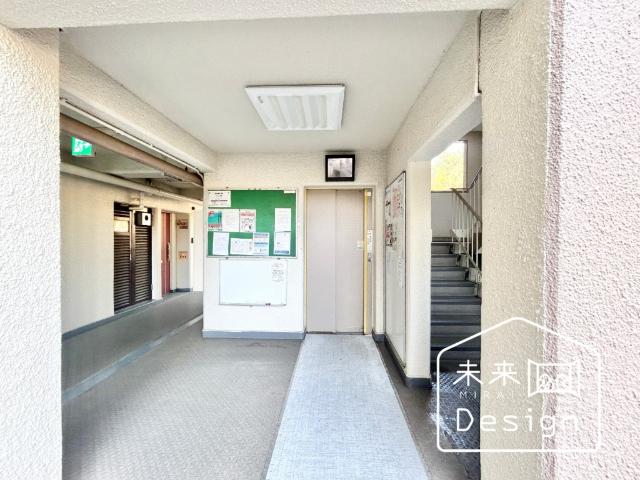 枚方ハイツ8号棟 エントランス