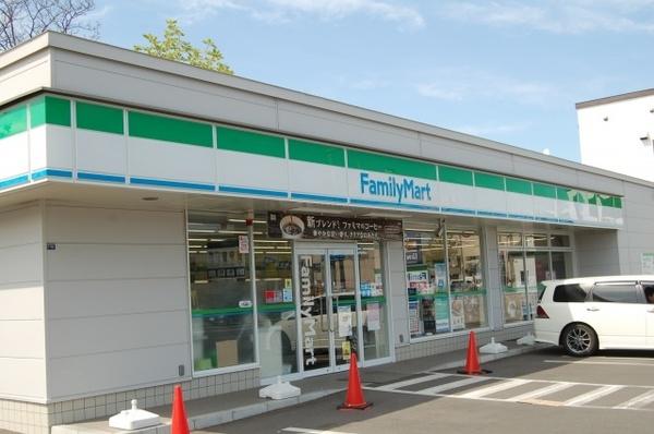 ファミリーマート札幌篠路1条店：42m