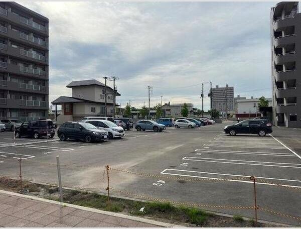SUNSILK BLUE（503） 駐車場