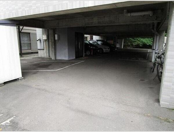 札幌市中央区南二十四条西アパート 駐車場