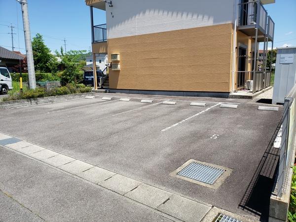 サープラス双葉 駐車場