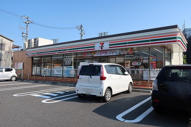 セブンイレブン：550m