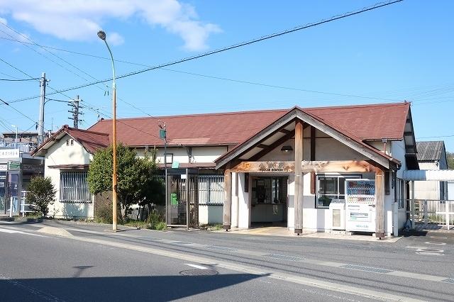 小泉駅：1100m