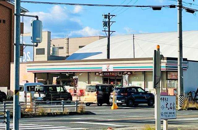 セブンイレブン可児広見伊川店：581m