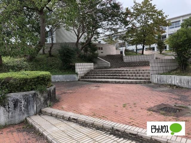 土岐市立泉中学校：737m