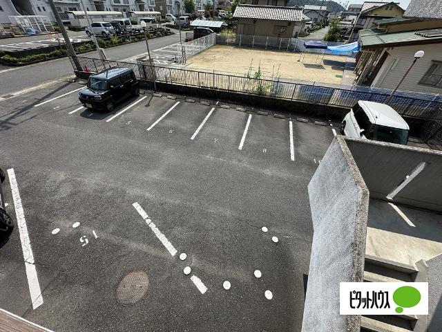 ファミーユワカマツ 駐車場