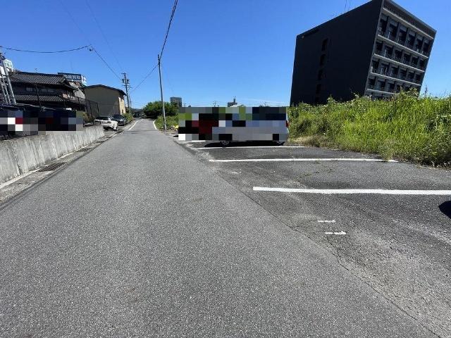 ファミール若松 駐車場