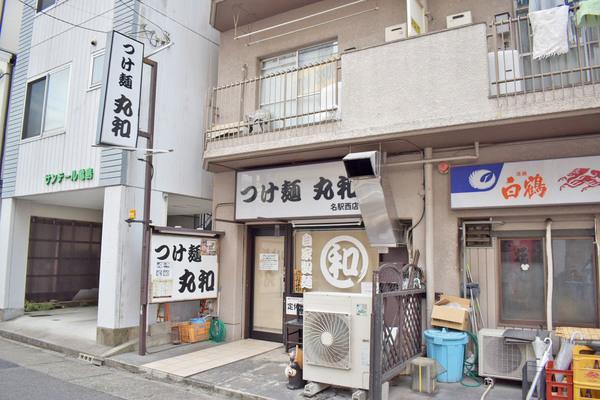 行列のできるつけ麺店