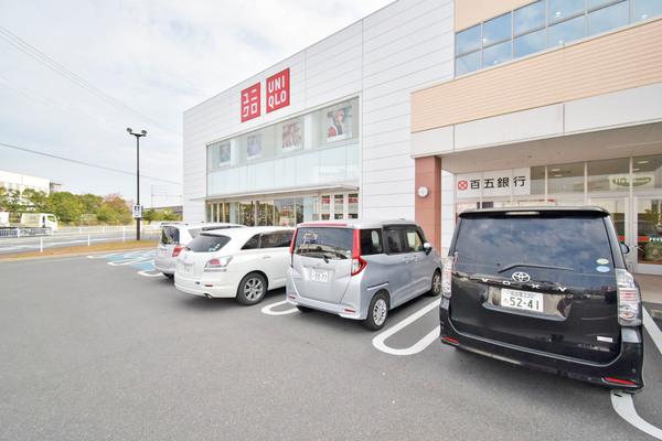 ユニクロ中川富田店