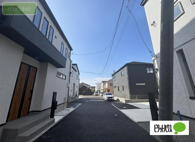 当社で現地販売会開催中　小学校7分　耐震3　上志津2号棟 前面道路含む現地写真