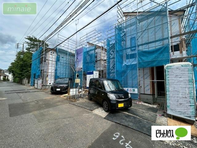 当社（みんなの家）で現地販売開催中　パントリー付き　高品町　 前面道路含む現地写真