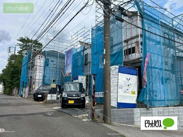 当社（みんなの家）で現地販売開催中　パントリー付き　高品町　 前面道路含む現地写真