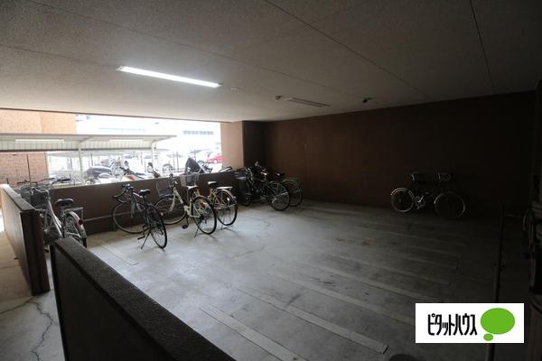 プレサンス泉アーバンゲート（1005） 駐車場