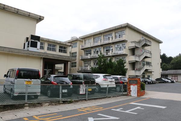松江市立川津小学校：1345m