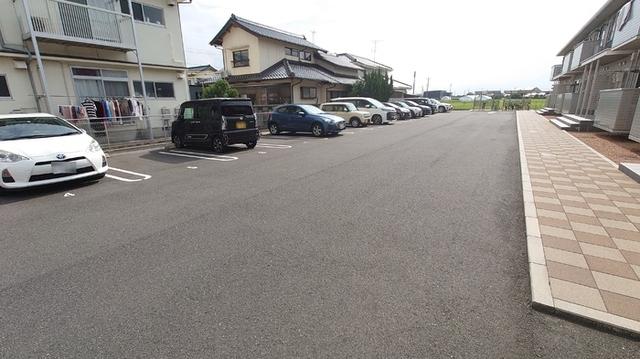 グランシャリオ（105） 駐車場