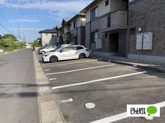 グランシャリオ　F棟（F102） 駐車場