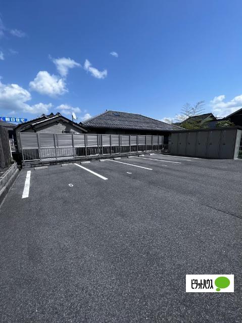フェリスタージュ西津田（201） 駐車場