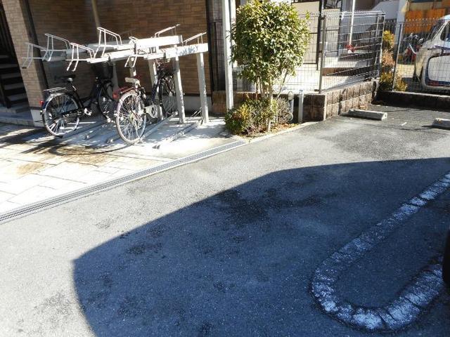 ハイツ東大手（111） 駐車場