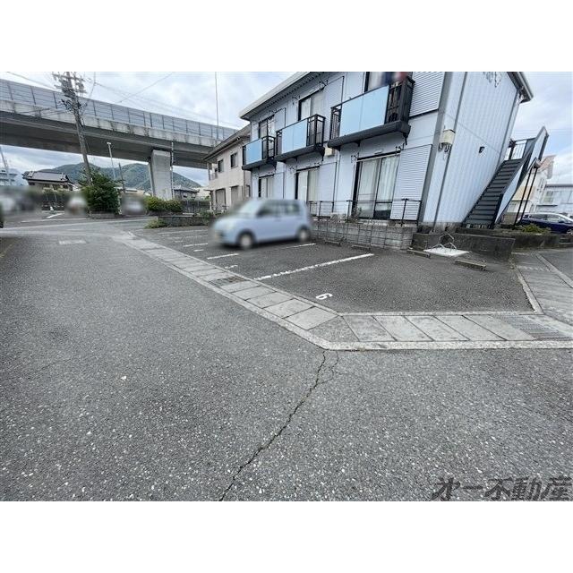 メゾンこがねC棟（205） 駐車場