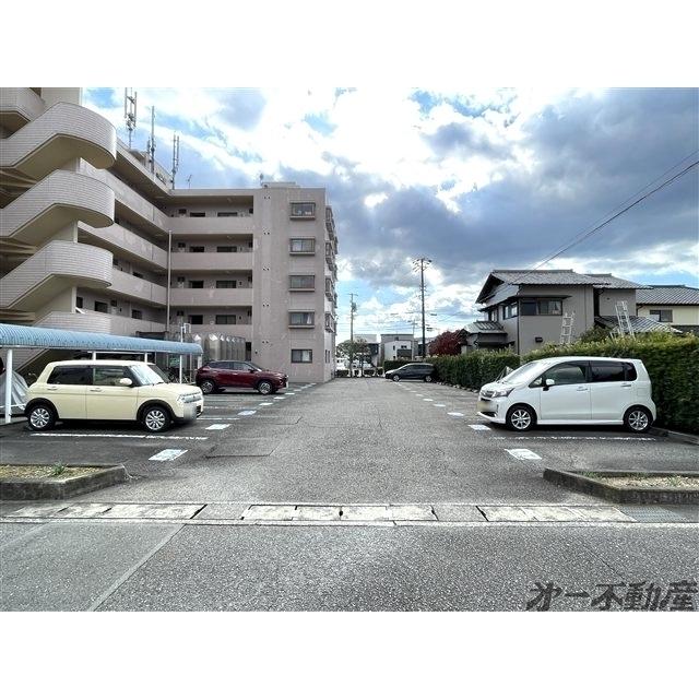 ハイレジデンスL（106） 駐車場