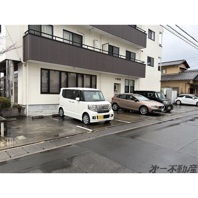 メゾンi＆i（202） 駐車場