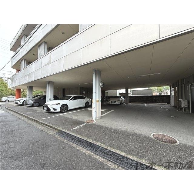 サンイースト東草深（201） 駐車場