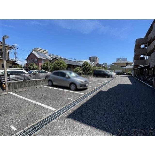 メゾンオーキッド 駐車場