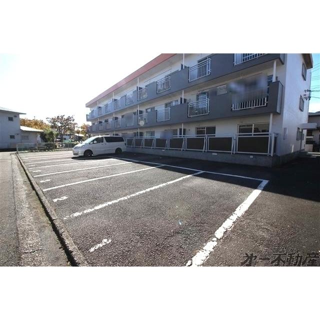 パークサイド露島（301） 駐車場