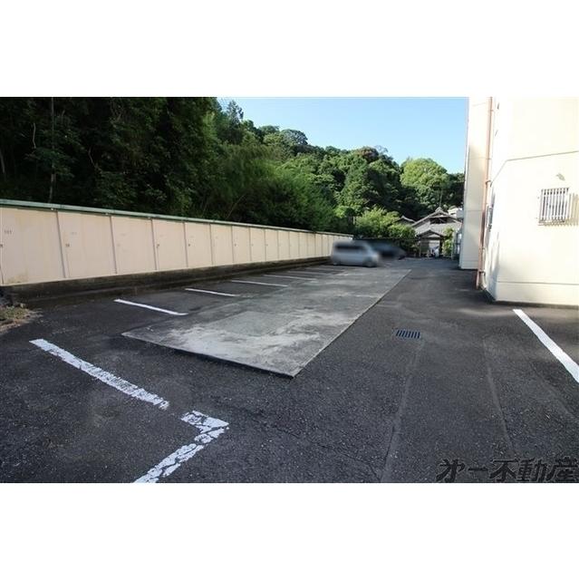 ハイツ長坂（402） 駐車場