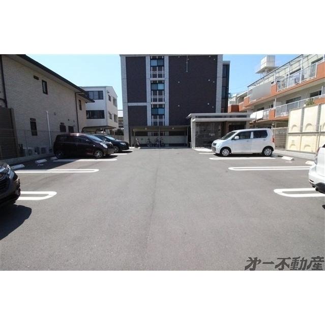 コンフォルタ（305） 駐車場