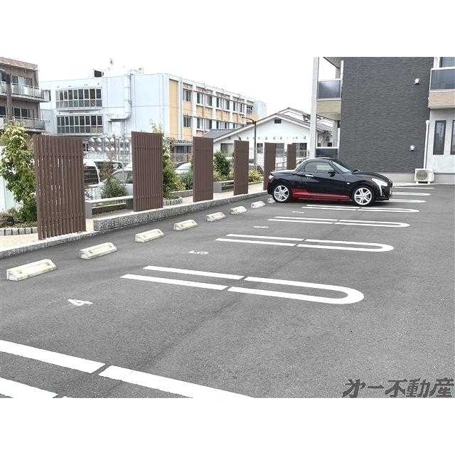 ソル（207） 駐車場