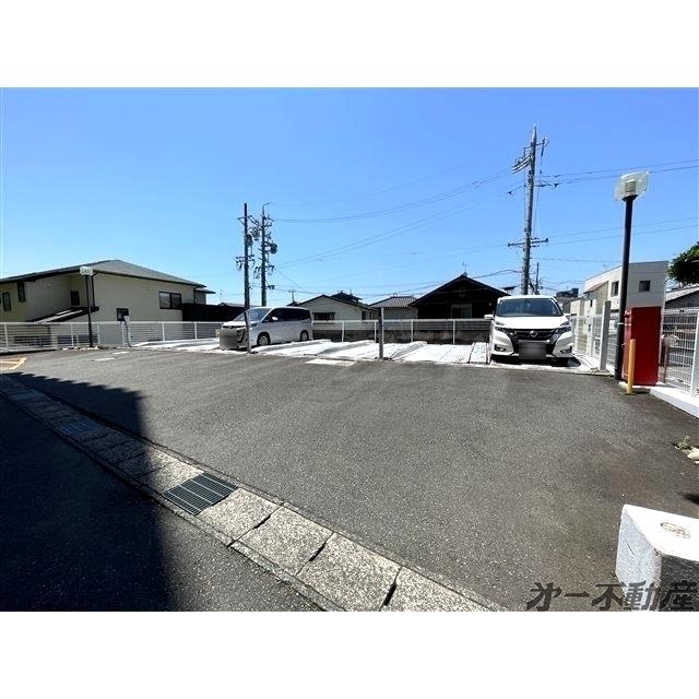 ウィスティリアヒルズ八幡（605） 駐車場