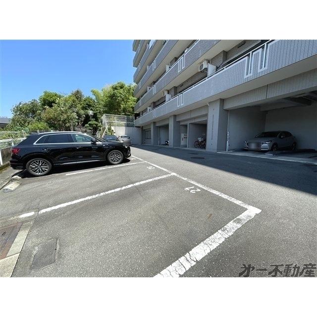 ウィスティリアヒルズ八幡（605） 駐車場