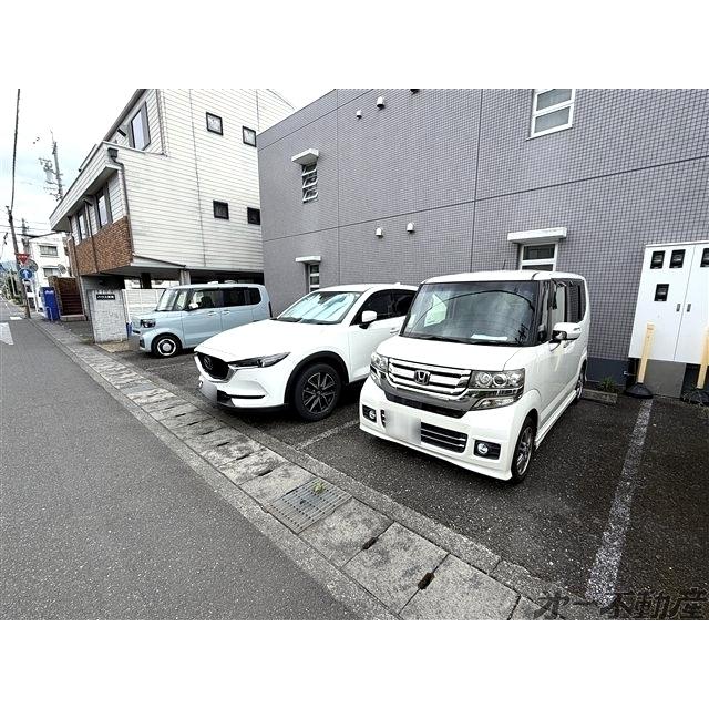 ハウス安東・（101） 駐車場