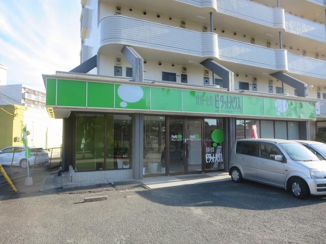 グリーンの看板が目印です