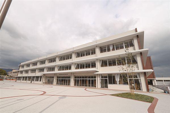 宮若市立宮若西中学校：915m
