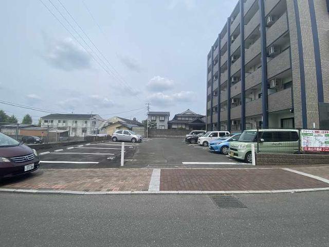 アルベール教育大前 駐車場