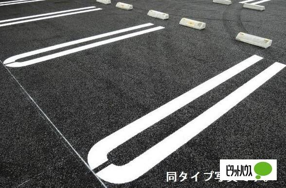 ルートフォーサイド（105） 駐車場
